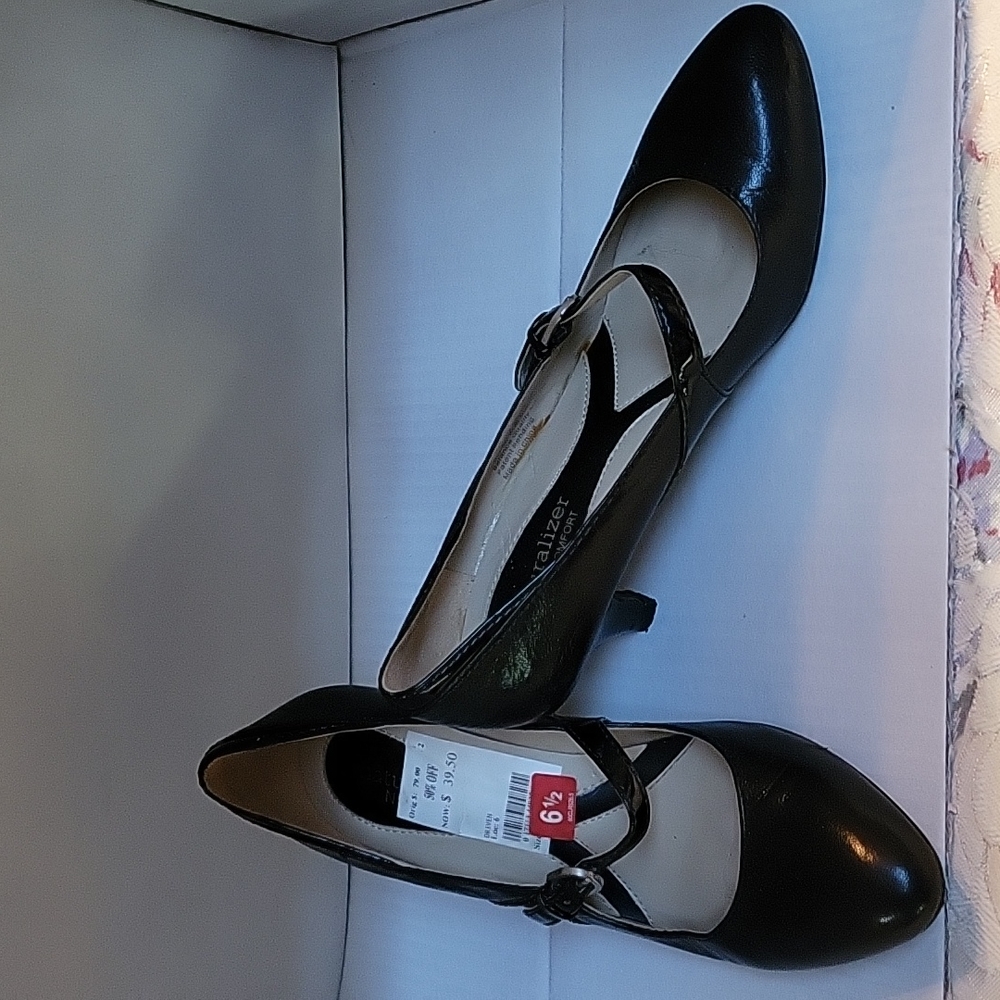 NIB  Naturalizer Black pumps with strap